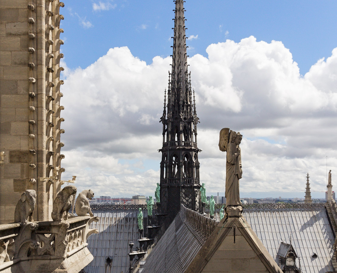 -.  . Notre Dame de Paris