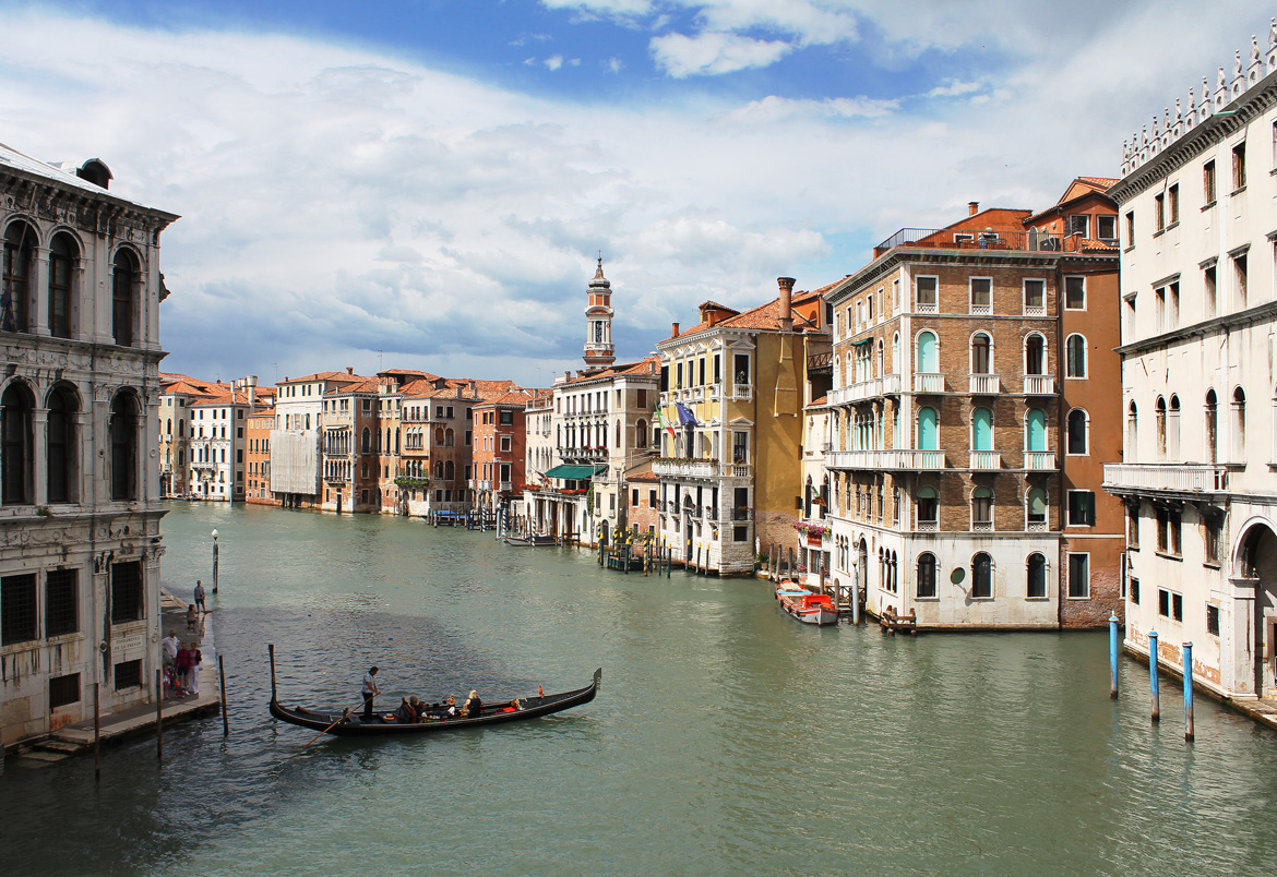 Street river. Мане Гранд канал в Венеции. Гранд канал. Улица с рекой. Город.