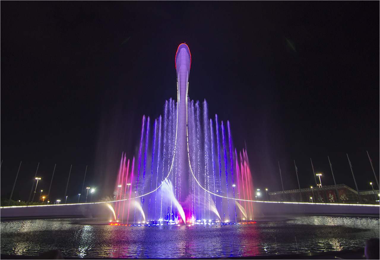 Олимпийский парк сегодня поющие фонтаны. Фонтан Адлер Олимпийский парк. Поющий фонтан Адлер Олимпийский парк. Сочи парк фонтан. Светомузыкальный фонтан Сочи.